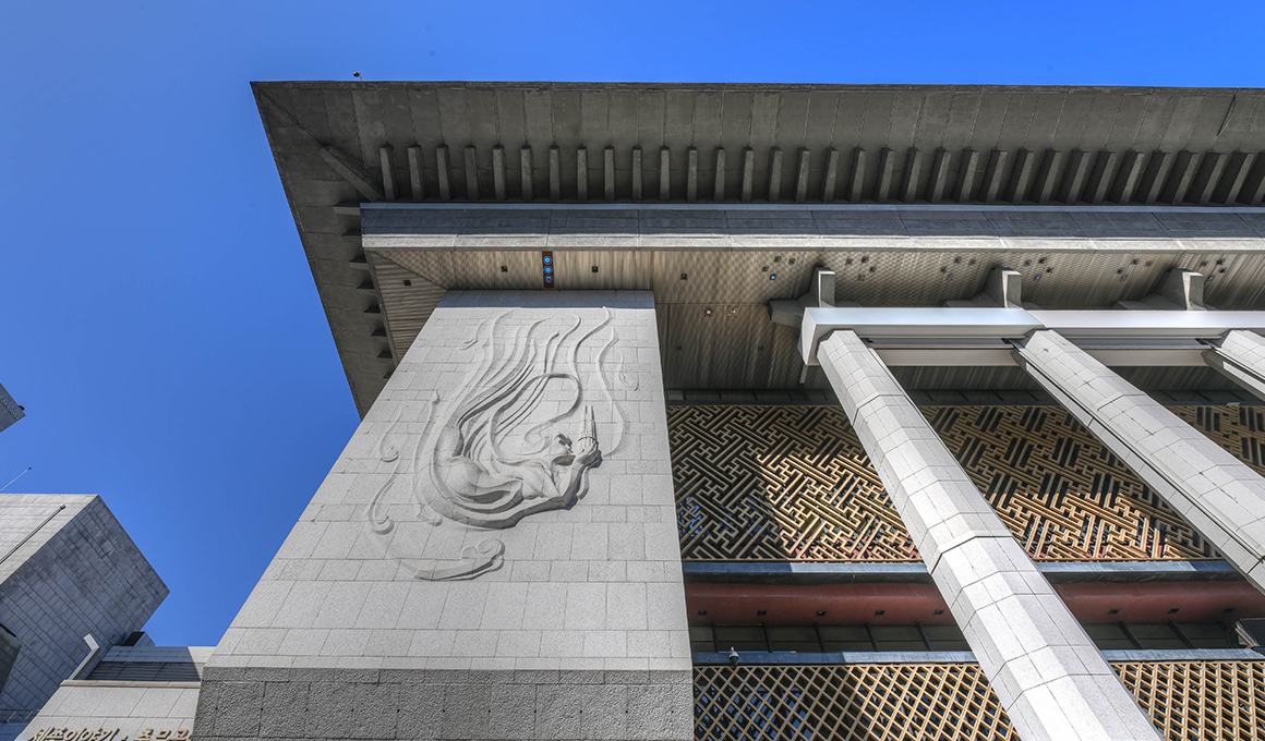 Statue of Bi-cheon left image